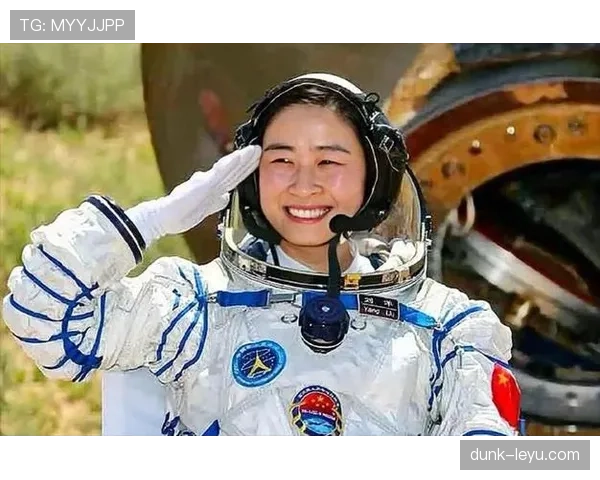 刘洋训练完吃路边摊，手上那块表闪得比我半年工资还明显